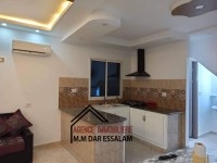 maison sur la route près de la mer