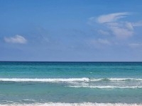 une grande villa près de la plage une grande villa près de la plage